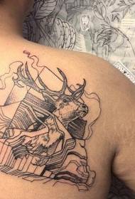 Rygggravering stil svart hjort og fjell tatovering mønster