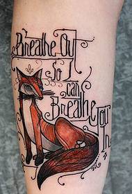 Röd räv tatuering på armen