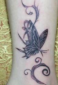 Sort og hvid sommerfugl tatoveringsmønster