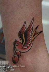 noga uzorak tetovaža malih lastavica europskog i američkog stila