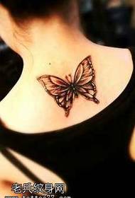 Tatuaggio a farfalla super bello sulla spalla