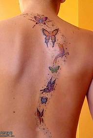 Leptir uzorak tetovaže leti na leđima