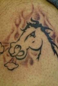 Cavalo selvagem irritado com padrão de tatuagem de flama