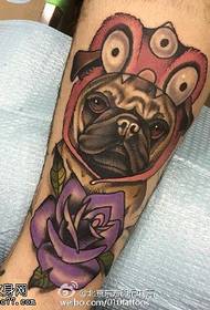 suņu rožu tetovējuma raksts uz teļa