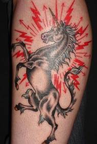 Juodo žirgo ir raudono žaibo tatuiruotės modelis