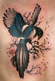 Realistične grane na prsima s prekrasnim uzorkom tetovaža ptica
