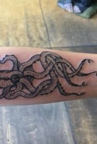 Рука школяр на малюнку татуювання татуювання восьминога невелика тварина чорна абстрактна лінія