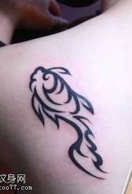 Totem rybí tetování vzor s pěknými rameny