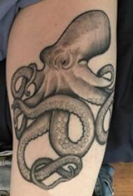 Zēna augšstilbs uz melna pelēka punkta ērkšķa abstraktas līnijas maza dzīvnieka astoņkāja tetovējuma attēla