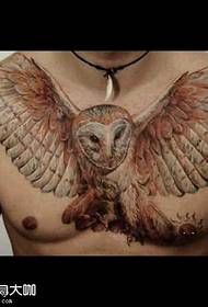 Krūtinės pelėdos tatuiruotės modelis