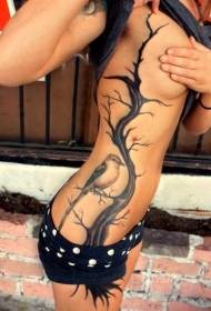 Zwarte boom en vogel tattoo patroon op zijribben