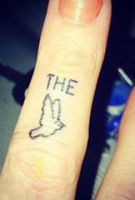 Палец дзяўчыны на чорнай простай лінейцы англійская слова і малюнак татуіроўкі птушак