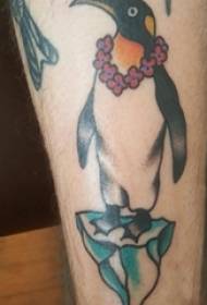Jongens arm geschilderde gradiënt geometrische lijnen ijsblokjes en kleine dieren pinguïn tattoo foto's