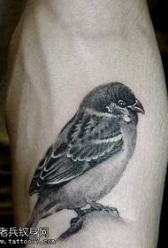 Padrão de tatuagem de pássaro de perna