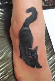 Симпатичная черная кошка с татуировкой на подъеме