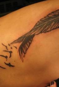 Wzór tatuażu z piór i latających ptaków