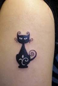 Dziewczyna ramię kreskówka czarny kot tatuaż wzór