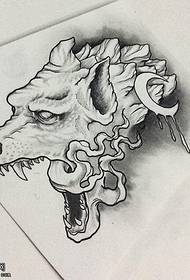 Modeli i tatuazhit të kokës së ujkut në dorëshkrim