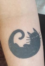 검은 간단한 선 작은 동물 추상 고양이 문신 그림에 여학생 팔