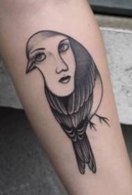 Radošs putns un seja apvienojumā ar personības tetovējuma modeli