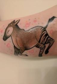 Ramię dziewczynki namalowane na gradientowym prostym obrazie tatuaż małego zwierzęcia