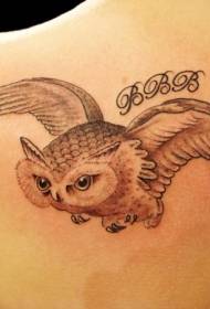 背部展翅的猫头鹰和字符纹身图案