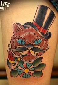 Muslo de la vieja escuela de color gato cubo de fumar y patrón de tatuaje de flores