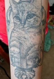 Το χέρι του αγοριού σε μαύρο γκρι σκίτσο δημιουργικό χαριτωμένο παιχνιδιάρικο εικόνα τατουάζ γάτα
