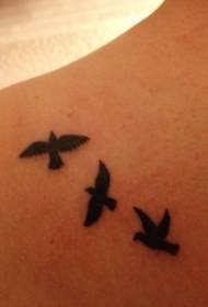 Три црне тетоваже птица