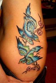 Două păsări albastre cu model de tatuaj de flori