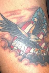 爱国鹰和旗帜云朵纹身图案