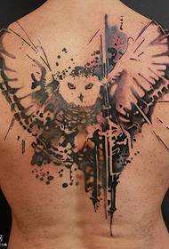 背部水墨猫头鹰纹身图案
