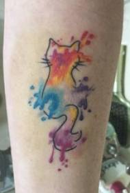 Braccia di ragazzi su linee nere simpatici gatti tatuaggi ad acquerelli colorati con inchiostro colorato