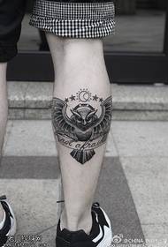 Gražus pelėdos tatuiruotės modelis ant kojų