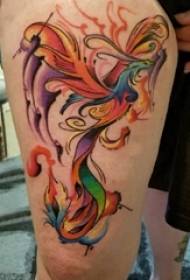 Skolnieces augšstilbi krāsoja gradienta abstraktas līnijas mazu dzīvnieku feniksu tetovējuma attēlus