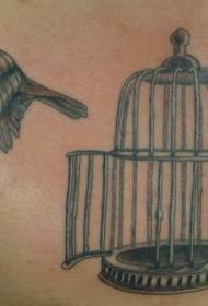 Ptica koja leti izvan uzorka tetovaže u kavezu za ptice