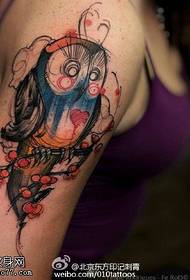მხრის მელნის owl tattoo ნიმუში