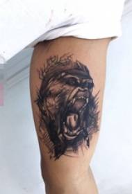 Els braços dels nois sobre consells que apunten el gris negre Esbós animal Línia simple Tatuatge d'orangutan