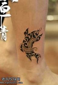 Padrão de tatuagem de peixe totem perna