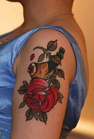 Троянди птах візерунок татуювання на плечі