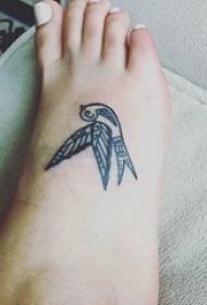 Linja e femrës në skicën e linjës së zezë krijuese e tatuazheve delikate të zogjve