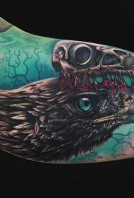 Craniu de pasăre răcoros cu braț mare, cu model de tatuaj de corb
