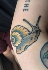 Fiúk karokkal festett absztrakt vonalak kis állati csiga tetoválás képek