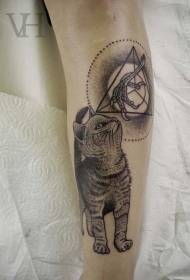 手臂刺貓和幾何鳥爪紋身圖案