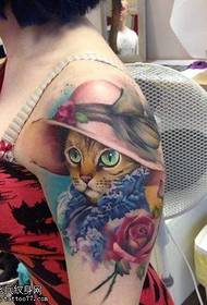Patrón de tatuaje de gato de color de brazo