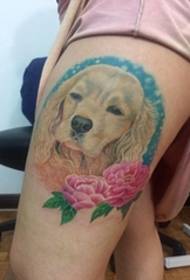 Tatuaggio a fiori color coscia con piccoli fiori e immagini di tatuaggi con testa di cane