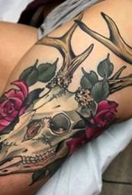 Tatuaje colorido sexy flores pequeñas y fotos de tatuajes de cabeza de ciervo calavera en muslo