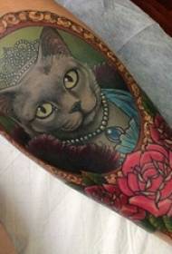 Момиче с ръка рисувана акварелна скица творчески сладка котка красива снимка татуировка на цветя