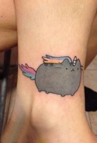 Meitenes potītes krāsotas uz gradienta vienkāršām līnijām mazu dzīvnieku kaķu tetovējuma attēli