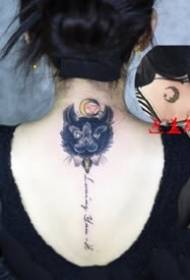 Kattentattoo: een mooie kitten-tatoeage op een dame